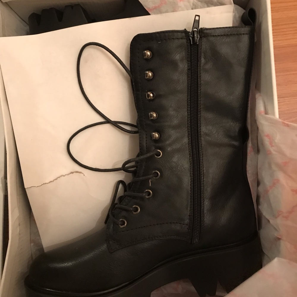 Brand New Comat boots, size 7.